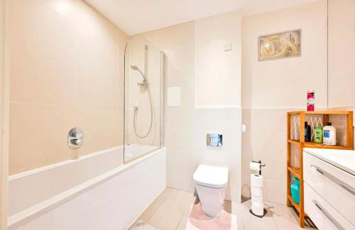 Stylish 2 bed 2 bath apt in Wembley - Foto 6