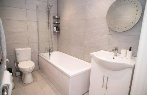 Daisy Lodge - Spacious Two Bed Flat - Parking, Netflix, WIFI - Close to Blenheim Palace & Oxford - F1 - Photo 28