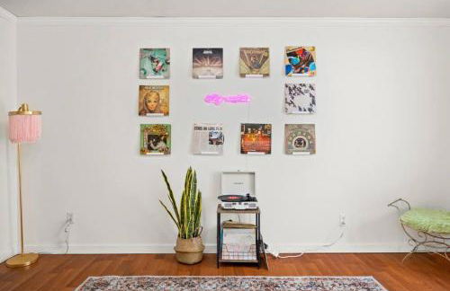 Heights Records - a trendy 2BD - Foto 35