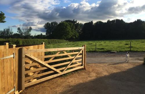 Deer Den timber clad cabin with hot tub, up private lane - Photo 29