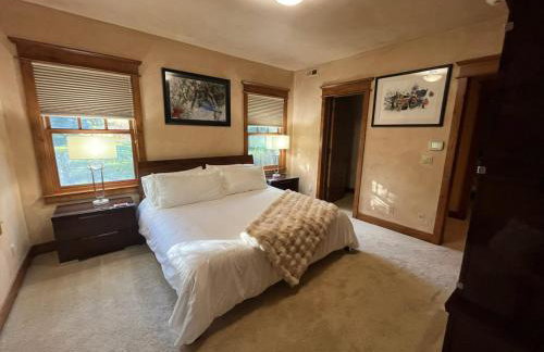 Luxe Artful Mountain Retreat with 4 King Suites, 8 Person Hot Tub and 3 Decks - Foto 54