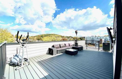 Luxe Penthouse with Private Parking & Rooftop w TV - Foto 11