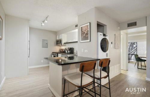 Spacious 2 Apt Combo Sleeps 12 Pool and Pets - Photo 13