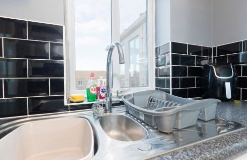 Stylish 3BR Contractor Friendly Long Stays - Photo 18