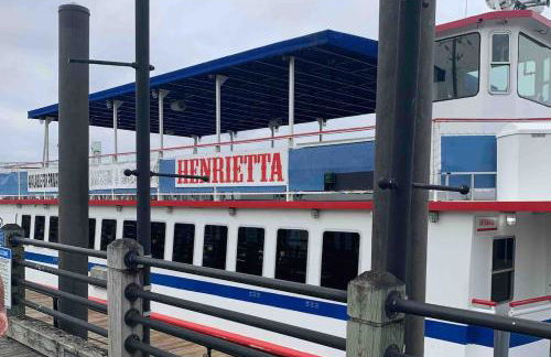 3 Bedroom Cozy Cottage with fenced in backyard and hot tub 4 miles to the beach - Foto 28