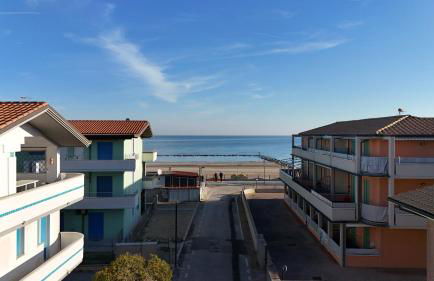 F002 - Fano, trilocale con portico a 30mt dal mare - Foto 1