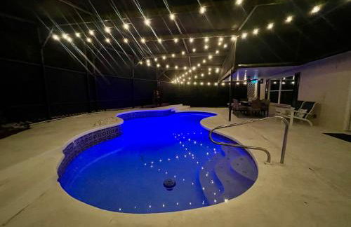 Beautiful home, centrally located to Parks with Pool - Foto 49