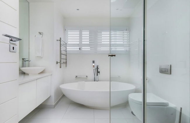 Modern Apartment in Camps Bay w Private Pool Houghton Steps - Photo 10