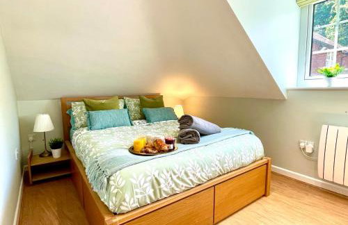 Private, Couples Forest Escape - Free Parking - Stunning & Stylish 1 Bedroom Coach house! - 5 Minute Walk to a great bistro pub! - Great Location - Fast WiFi - Smart TV - Newly Refurbished! Direct New Forest access Close to Burley - Photo 2