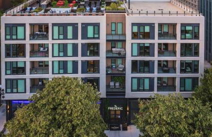 Balcony View and King Beds Walk to Golden 1 Center - Foto 10