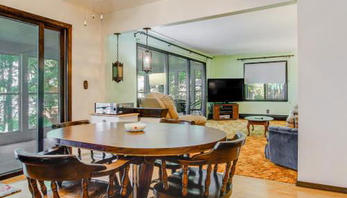 Waterfront Berry Lake Getaway with Sunroom! - Foto 5