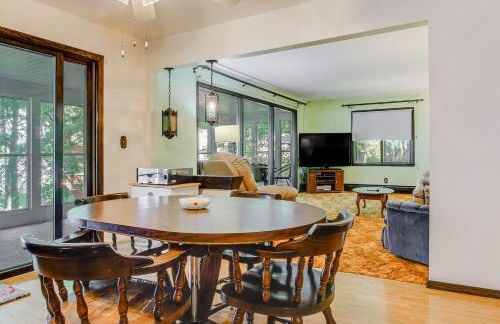 Waterfront Berry Lake Getaway with Sunroom! - Foto 5