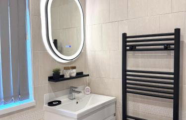 Lux 4 Bedroom House - Jacuzzi Bath Sleeps 9 Free Parking Near Leeds Centre - Foto 21