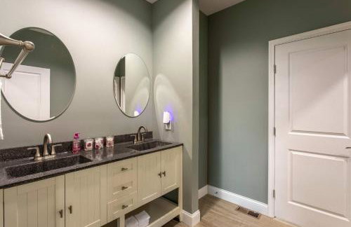 3BR House By Lake with BBQ Fire Pit & EV Charger - Foto 26