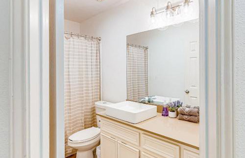 Beautiful dog-friendly home with fireplace, large yard, hammock, W/D, and AC - Foto 24