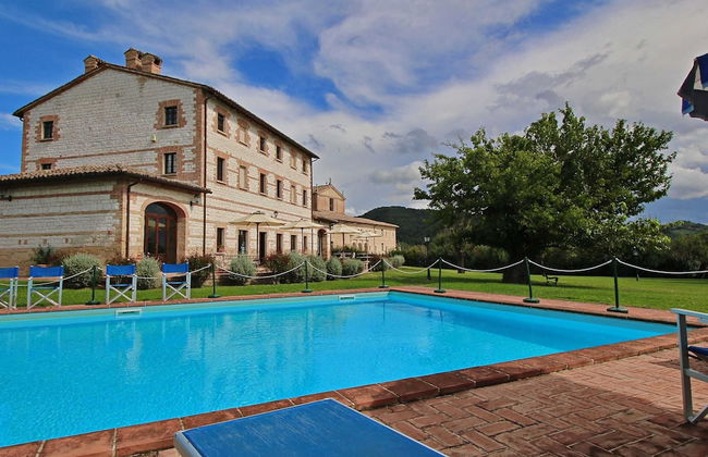 Cottage in Urbania With Pool & Terrace - Foto 17