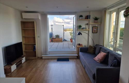 Bright and Modern Forest Hill Flat - Flexible Stay - Photo 3