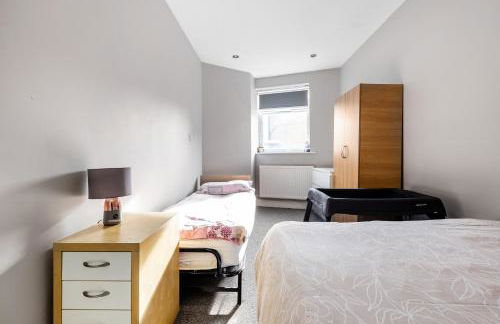 Group Friendly 2 Bed 2 Bath FREE PARKING for 2 Large Vans or up to 4 Cars Zone 2 Sleeps 10 Close to Central London and Zone 2 tube station - Photo 67