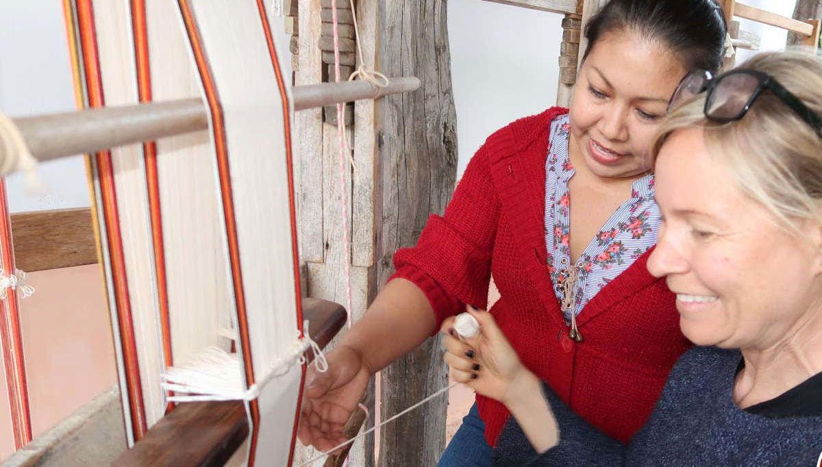 Learning how to weave with a loom