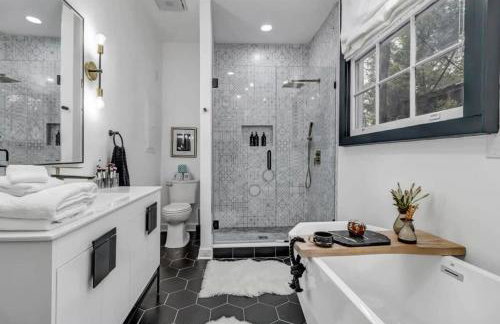 Fourth House - Eclectic and fun 1BR in SPR - Photo 2