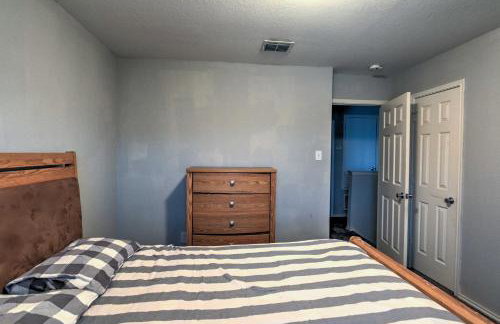 Quiet Arlington House with Yard near Joe Pool Lake! - Foto 23