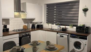 3 bed house, Free parking 9ppl - Foto 1, stove, dishwasher, toaster