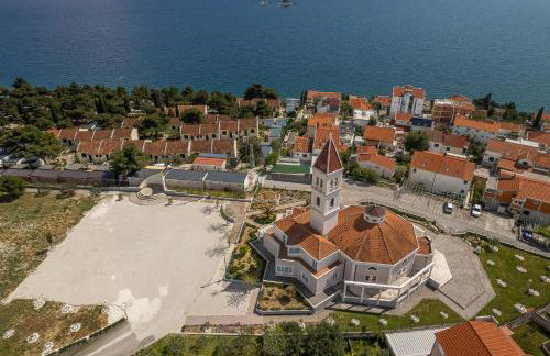 Villa Barbara & Zoran with free parking and heated swimming pool - Photo 50