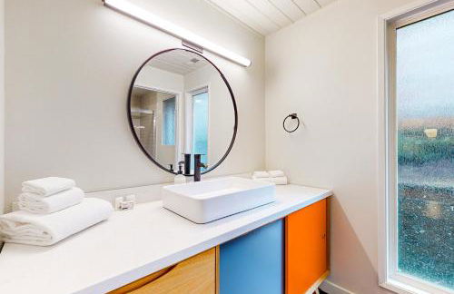 Mid-Century Marvel - Photo 13