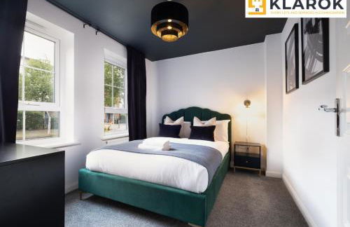 Four Bedroom Semi Detached House By Klarok Accommodation Peterborough With Free Parking & Garden - Foto 2