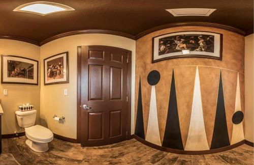 Lakefront Mansion on 10 Acres - Sleeps 15-45 - Foto 69