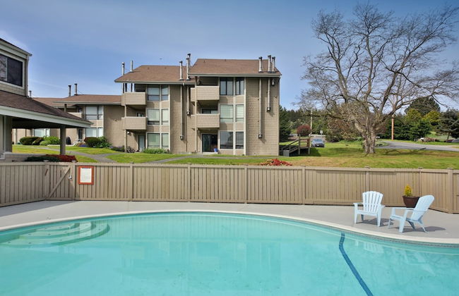 Coastal Chic Beach Condo by Avantstay Balcony - Photo 19