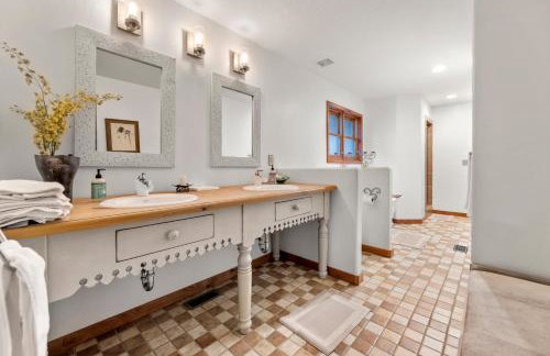 Spacious 5 Bed Retreat, Walk to Lifts and Main - Photo 18