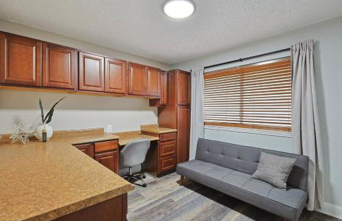 Modern Comforts & Classic Charm w Pool 5BD - Foto 33