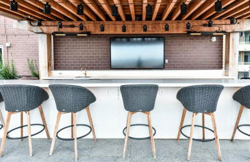 Posh 2BR Retreat Gym, Prkng and Scenic Rooftop - Photo 37