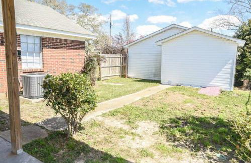 Classic Colonial Home near Main Street - Foto 12