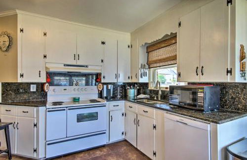 Quiet Lakefront Retreat with Boat Ramp and 2 Docks - Foto 9