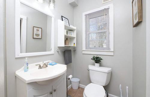 Large 4 Bedroom Home Close to Airport and IX Center - Foto 22