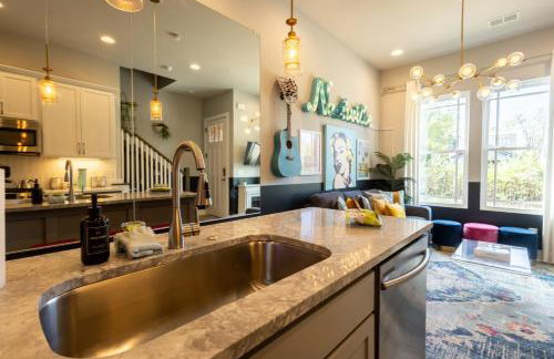 City Heights Townhome with Free Parking & 3 Baths - Foto 18