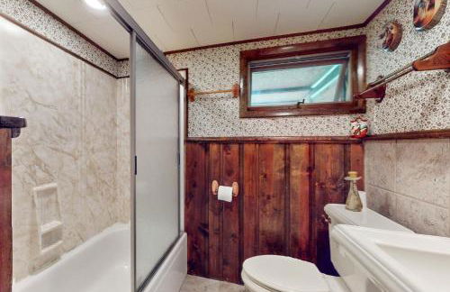 Adirondacks in Style! Lake House with Deck, Fire Pit - Foto 13