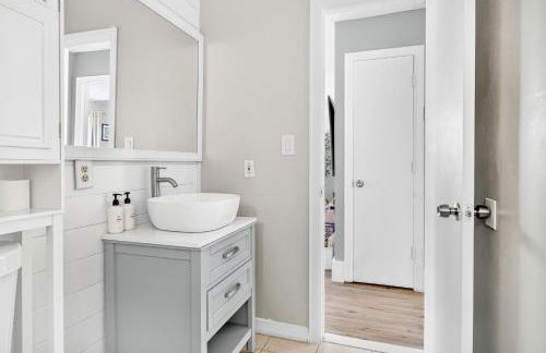 Heated Pool Spa BBQ Pool Table WiFi Near Beach-Downtown Fun - Foto 33