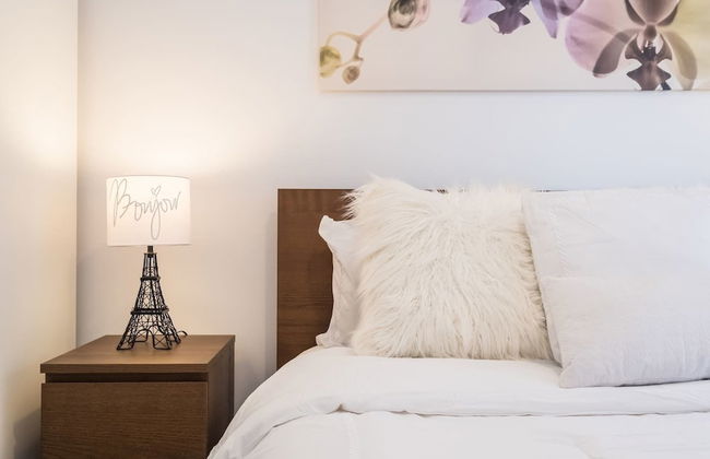 Chic & Central 3-bedroom in Little Italy - Photo 10