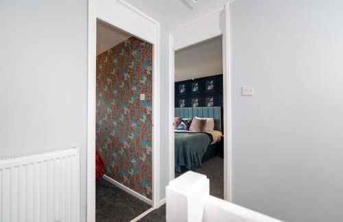 Stylish 4 bed - Contractor Stays, Wi-fi, Plenty of Parking - Foto 35