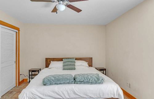 Charming Country 4BR Retreat with Riverfront Views cabin - Foto 13