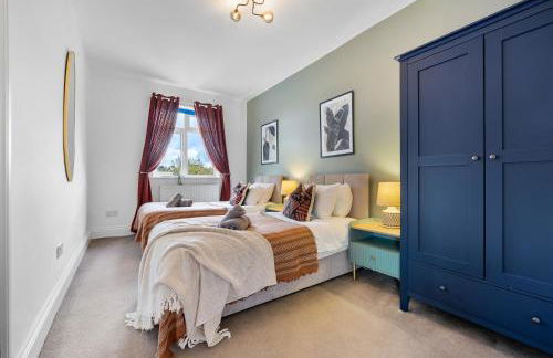 LONG TERM STAY SPECIAL OFFER AVAILABLE! 5-Bedroom Spacious, Stunning Design, Sociable Areas & Cosy House Near South Downs Park, Sleeps 11 with GAMES Room, PRIVATE PARKING and GARDEN - by Blue Puffin Stays - Foto 54
