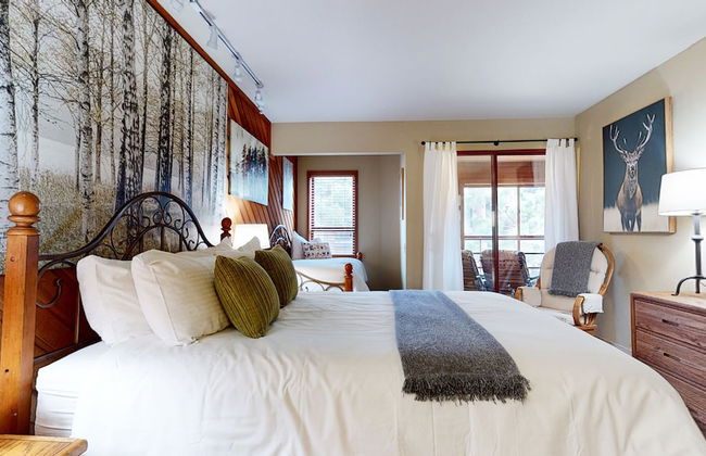 Inviting Mountain Retreat Steps From Ski Lifts! - Foto 11