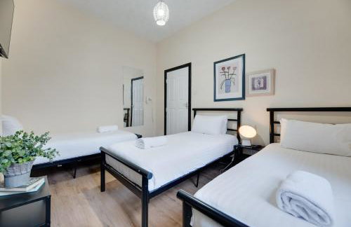 Newcastle CITY APT35,FREE STREET PARKING,4 BEDROOM HOUSE,8 SINGLE BEDS,FULL KITCHEN,ALL ROOMS WITH TVs,NETFLIX - Photo 29