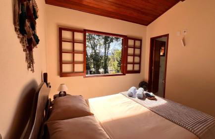 Refúgio em Macacos para até 12 hóspedes com piscina aquecida, 5 suítes e riacho - Foto 18