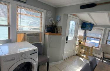Beachy Bay Breeze Bungalow 2BR with parking and close to many amenities. - Foto 10