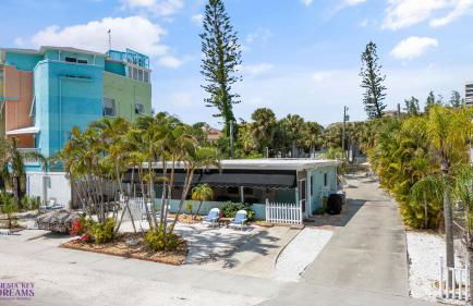 100 Steps to beach access - 5 minute walk to the Village - Private Porch - Foto 21