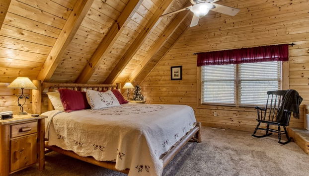 Ern819 - Mountain Majesty - Great Location! Close To All The Action! 5 Bedroom Cabin by RedAwning - Foto 2, Habitación